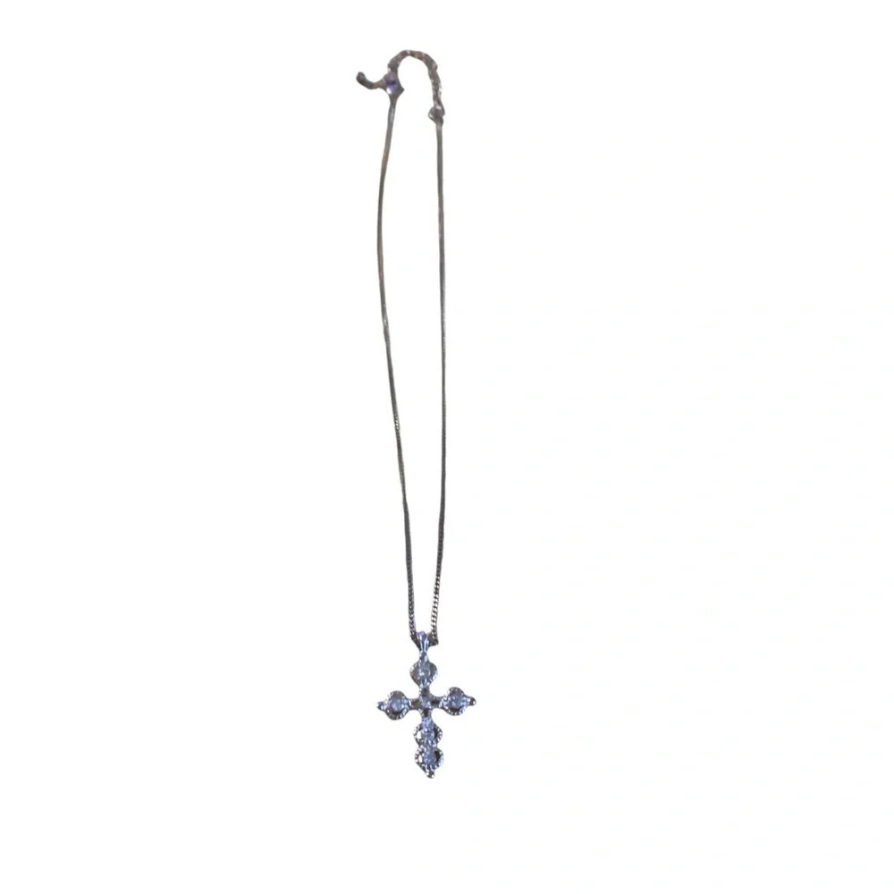 Avon silvertone cross pendant necklace 22” length